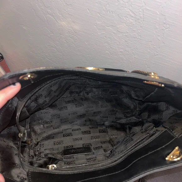 Michael Kors shoulder bag. Black interior with great pockets on the side. - Picture 3 of 3